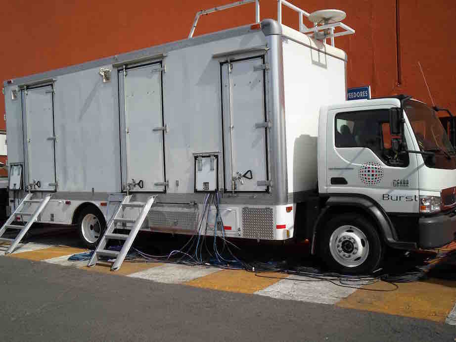 Unidad móvil de televisión HD BURST-1 en un evento deportivo