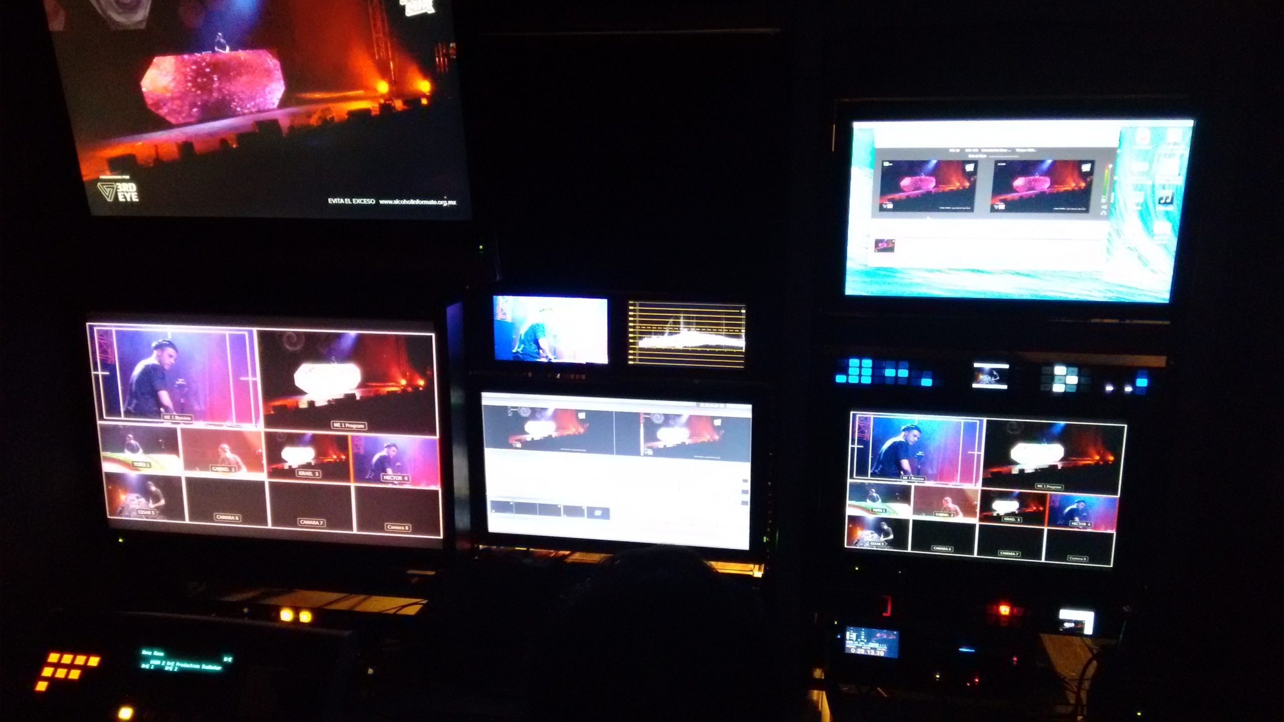 Sala de control y monitoreo de una unidad móvil de BURST durante una transmisión en vivo